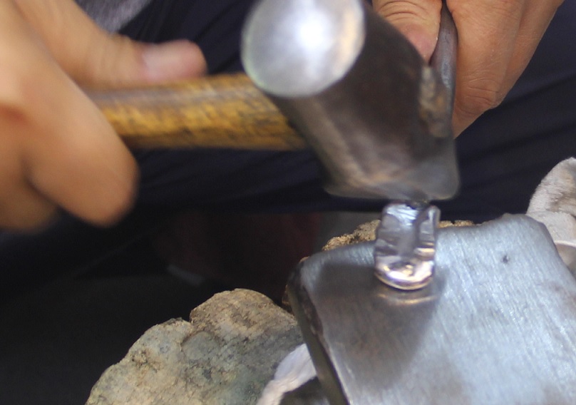 일하는 모습 - 단조로 피어내다 2